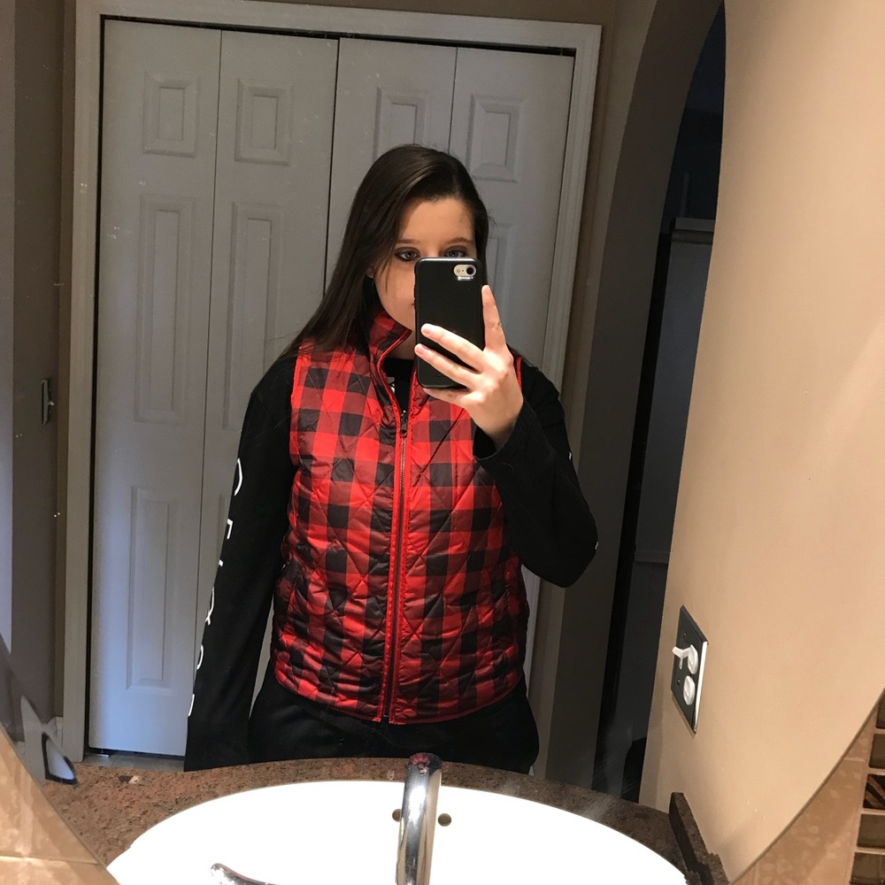 ❤️ NWT Beautiful black and red vest❤️